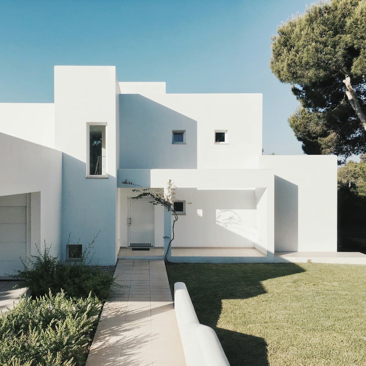Maison à l'enduit blanc net après ravalement